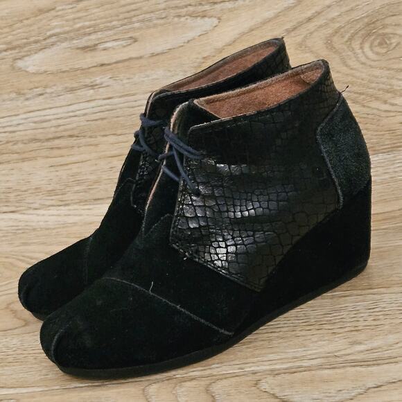 Toms Dessert Women's Size 7W Black Suede Leather Snake Print Wedge Ankle Booties - Picture 1 of 11